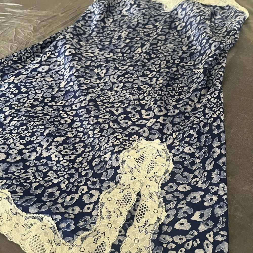 Victoria's Secret Navy and White Leopard Print - Picture 3 of 4